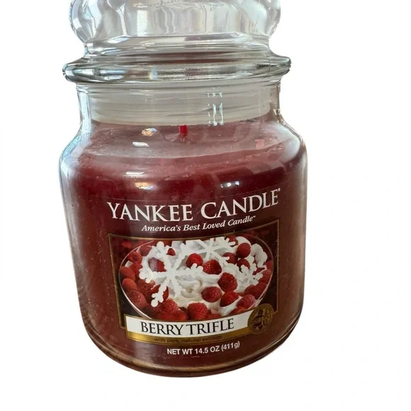 NWT Scent Berry Trifle Yankee Candle Original Medium Jar Candle 14.5 oz - Picture 1 of 3